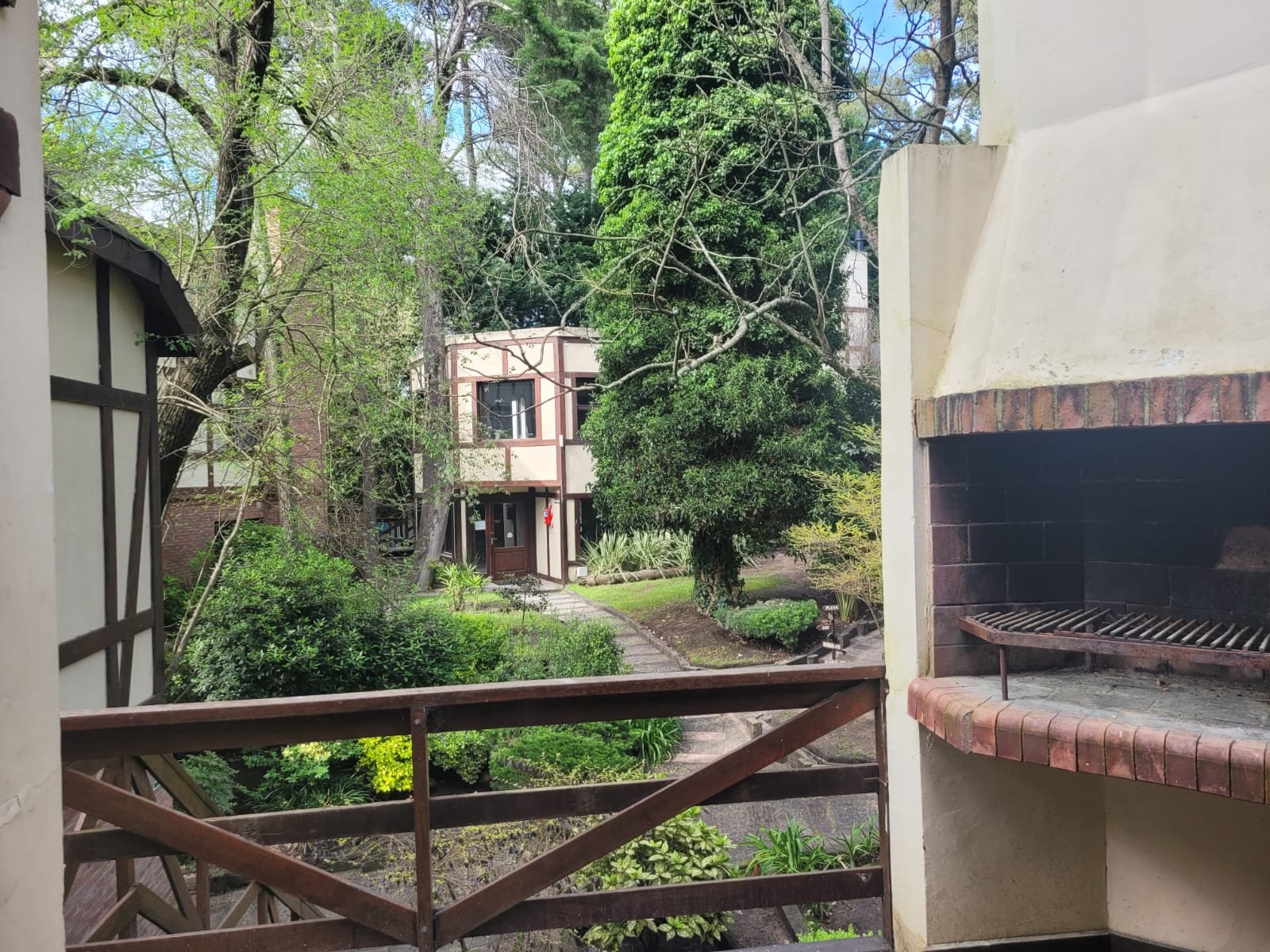 Galería con parrilla y vista al bosque en las cabañas de Cariló